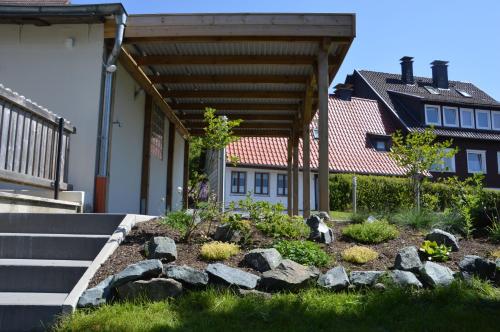 un jardín con rocas frente a una casa en Ferienwohnung Eisblick, en Braunlage