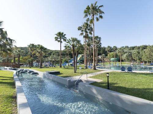 Bazén v ubytování Grecotel LUXME Costa Botanica nebo v jeho okolí