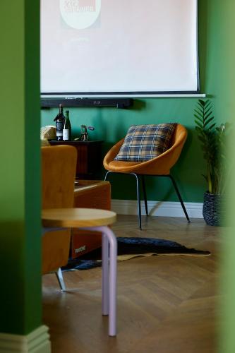 a lecture room with a table and a screen at Le Sommelier in Bailleul