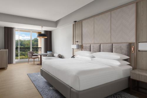 Postel nebo postele na pokoji v ubytování Putrajaya Marriott Hotel