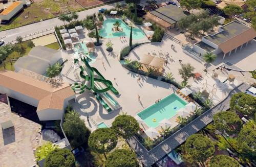 - une vue sur la piscine et le parc aquatique dans l'établissement Mobil-home Camping - La Marine - Grau du Roi, au Grau-du-Roi