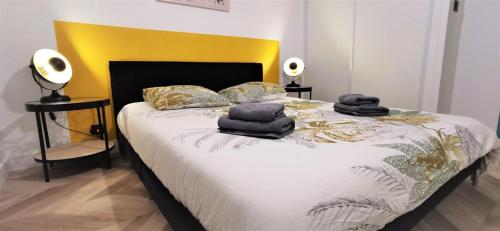 een slaapkamer met een bed met handdoeken erop bij T2 Cosy ₪ Residence Securise ₪ Airbus ₪ Piscine in Colomiers