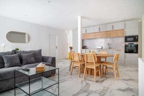 un salon avec un canapé et une table dans l'établissement Beautiful flat for 6 people #6, à Asnières-sur-Seine