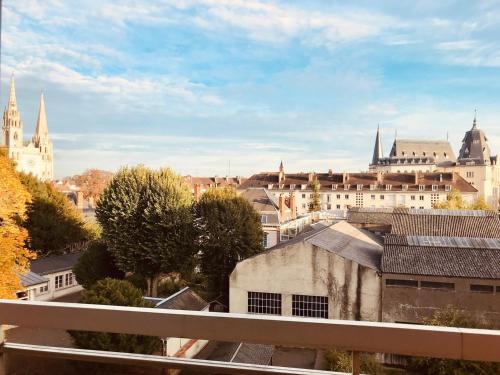 シャルトルにあるAppartement avec parking et balcon vue Cathédraleのバルコニーから市街の景色を望めます。