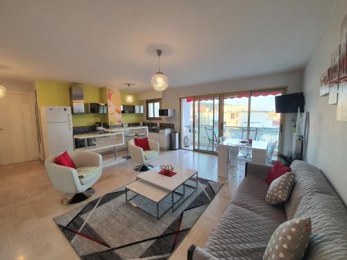 un salon avec un canapé et une table dans l'établissement Petit Juas by Welcome to Cannes, à Cannes