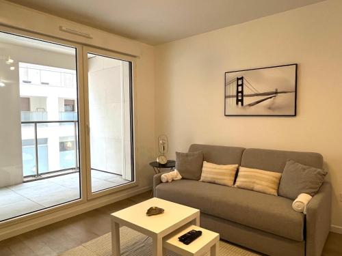 Χώρος καθιστικού στο GoodGuest-Cosy Apartment New Bulding Clichy