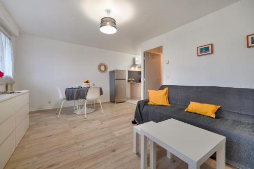 un salon avec un canapé et une table dans l'établissement Le Easy Cosy - Joli Studio à 25min de Paris, à Savigny-le-Temple