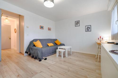 un salon avec un canapé et une table dans l'établissement Le Easy Cosy - Joli Studio à 25min de Paris, à Savigny-le-Temple