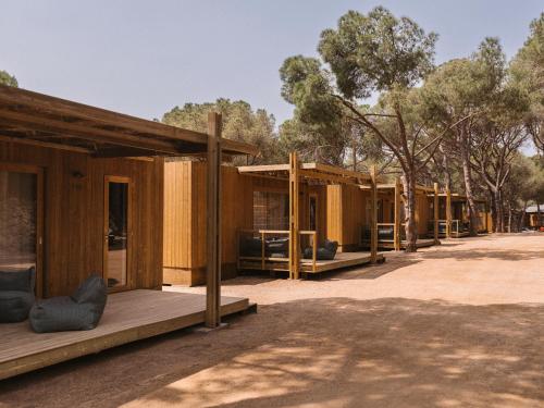 a row of wooden houses in a row at wecamp Cala Montgó in L'Escala