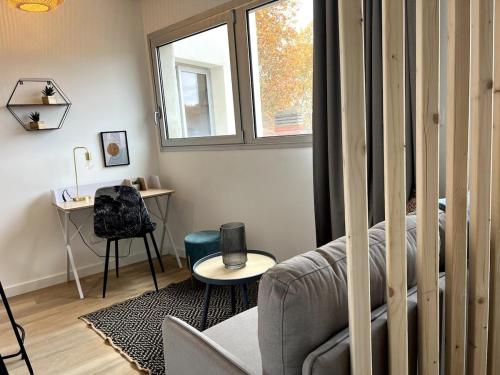 un salon avec une chaise et une table dans l'établissement Proche métro - fac de droit - centre ville, à Toulouse