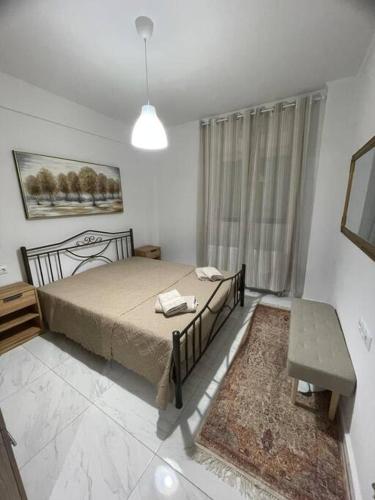 プトレマイスにあるVPG Central Luxury Apartmentのベッドルーム1室(ベッド1台、テーブル、窓付)