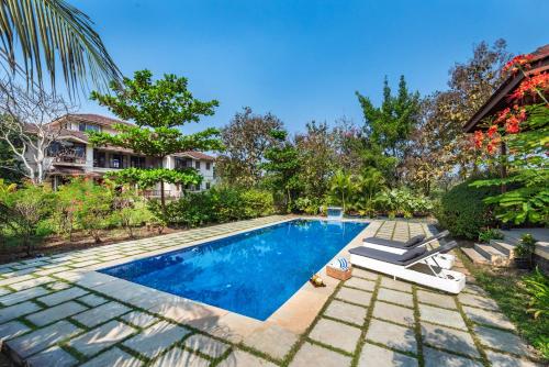 Bazén v ubytování SaffronStays Mograa L'Affaire - 5BR pet-friendly villa with private pool, gazebo & lawns near Kankeshwar Temple nebo v jeho okolí