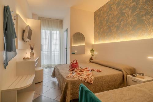una camera con due letti di Hotel Faber a Rimini