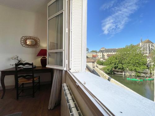 a window with a view of a river at Au fil de l’Eure, quartier authentique et plein de charme in Chartres