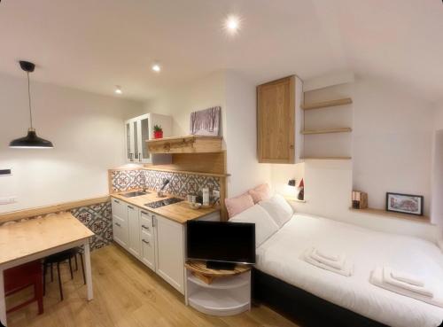 ein kleines Schlafzimmer mit einem weißen Bett und einem Schreibtisch in der Unterkunft Casa vacanza La Genziana in Roccaraso