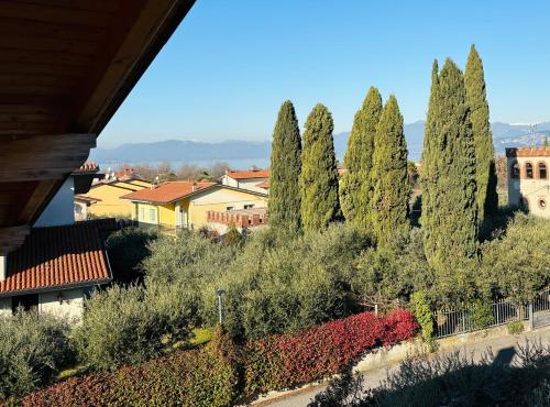 une rangée de cyprès dans une ville dans l'établissement La Casetta, à Lazise