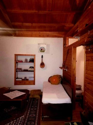 ein kleines Zimmer mit einem Bett und einem Spiegel in der Unterkunft To XYLINO 