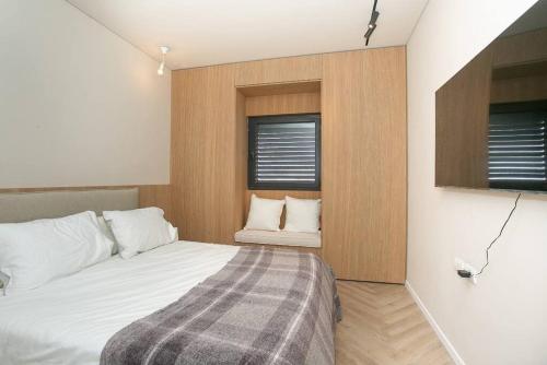 Un dormitorio con una cama grande y una ventana en High End 1BD Beach Apartment, en Tel Aviv