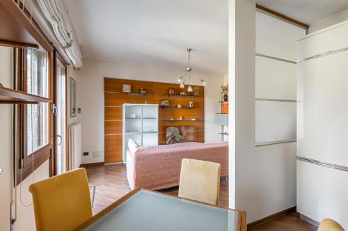 a kitchen and living room with a table and chairs at Mestre Cozy Apartment with Parking! in Marghera