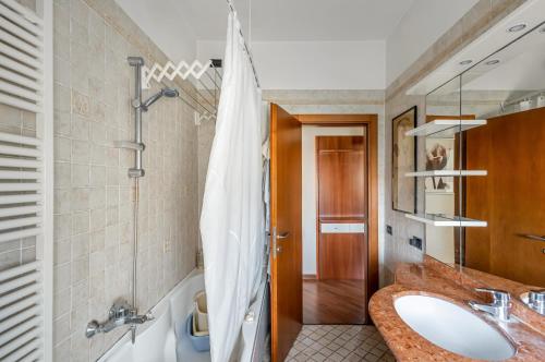 La salle de bains est pourvue d'un lavabo et d'une douche. dans l'établissement Mestre Cozy Apartment with Parking!, à Marghera