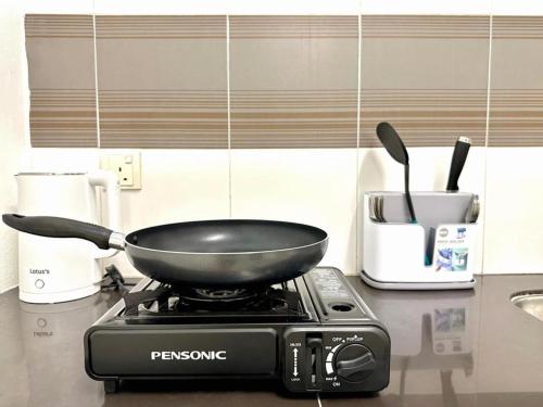 a frying pan on a stove in a kitchen at Ipoh IGB Homestay by Comfort Home in Ipoh