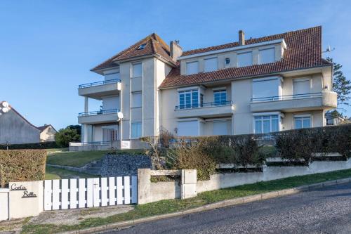 a white house with a red roof at Mélodie - Bel appartement vue mer in Criel-sur-Mer