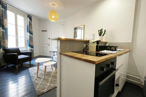une cuisine avec une cuisinière et un comptoir dans l'établissement Le Cosy pour 2 personnes, à Chartres