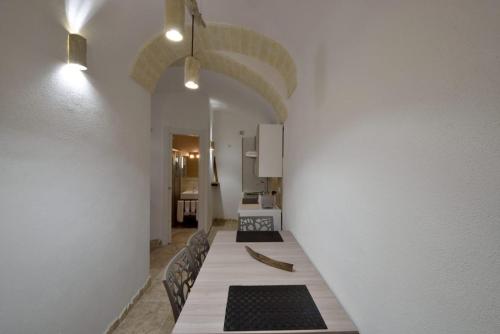 ヴィエステにあるLa casa del gekoの白い壁のダイニングルーム(長いテーブル付)