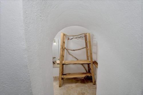 an archway with a wooden chair in a room at La casa del geko in Vieste