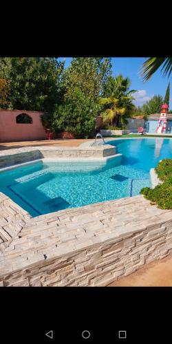 une grande piscine avec de l'eau bleue dans l'établissement Mobil home 6 place a 900 mètres de la plage, à Agde