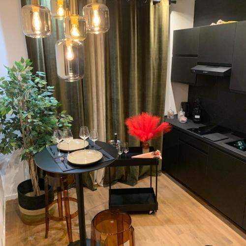 - une cuisine avec une table noire et des verres dans l'établissement Love room Casa Amore, à Prades