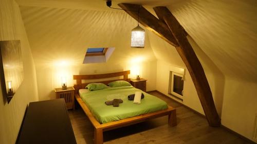 a bedroom with a green bed with two teddy bears on it at Maison 3 chambres proximité aéroport et grand axes in Charleroi