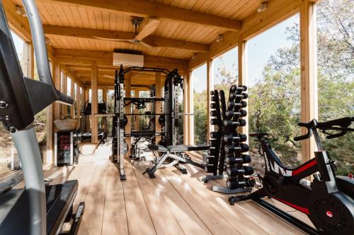 un gimnasio con equipamiento de fitness en una casa en Can Vistabella Boutique Resort, en San Antonio