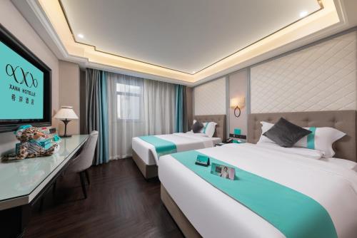 um quarto de hotel com duas camas e uma televisão de ecrã plano em Xana Hotelle - Guangzhou Jiangnanxi Metro Station em Guangzhou