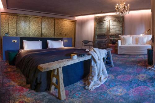 una camera con un grande letto e un divano di Unique Boutique Hotel Antibes Juan-les-Pins a Antibes