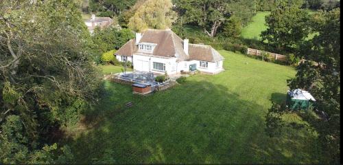 Broad Mead في كورف كاسل: اطلالة جوية على بيت ابيض في ساحة