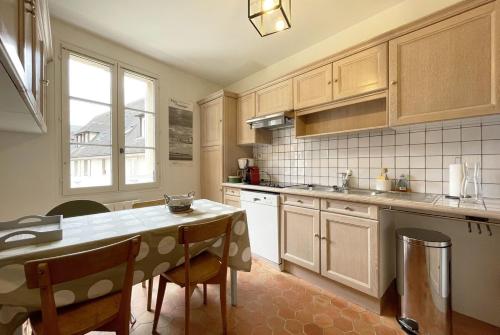 - une cuisine avec une table, une table et des chaises dans l'établissement Le Cloître pour 4 personnes, à Chartres