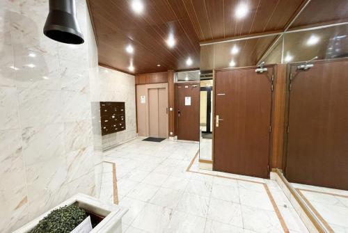 eine große Lobby mit einem Flur mit braunen Türen in der Unterkunft Le Cloître pour 4 personnes in Chartres