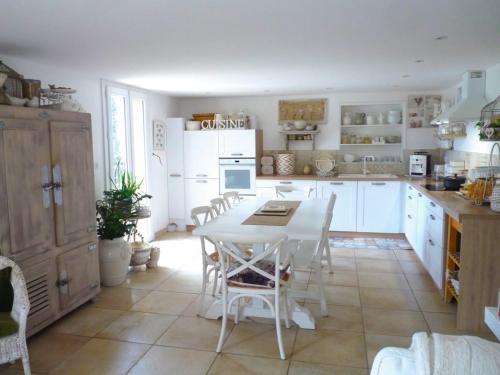 - une cuisine avec une table blanche et des appareils électroménagers blancs dans l'établissement SALSA, à Ceyreste