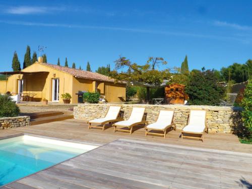 un groupe de chaises assises à côté d'une piscine dans l'établissement SALSA, à Ceyreste