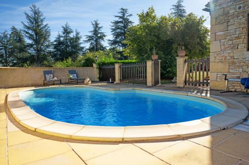 basen w ogrodzie z ogrodzeniem w obiekcie Villa en pierre 4 pers avec Piscine w mieście Coly