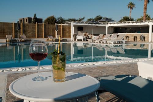 Πισίνα στο ή κοντά στο Villa Faros Luxury Apartments & Suites