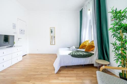 Ένα ή περισσότερα κρεβάτια σε δωμάτιο στο April Square Guesthouse by Lisbon with Sintra - shared bathrooms