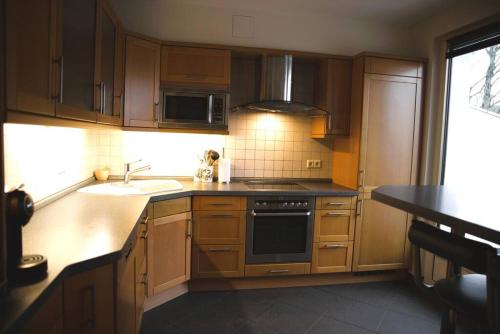 Cucina o angolo cottura di Cozy 3 bedroom house with 11 kw electric car charger