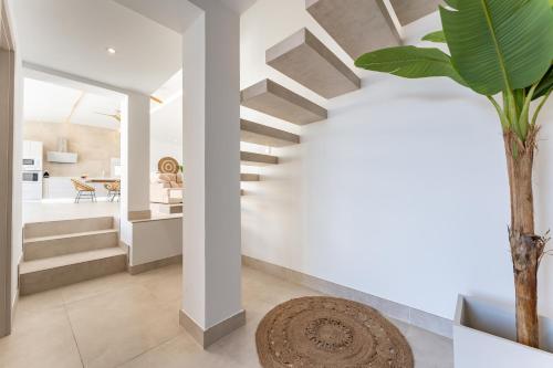 een trap in een huis met een woonkamer bij MalagaSuite Villa Nomada El Torcal in Antequera