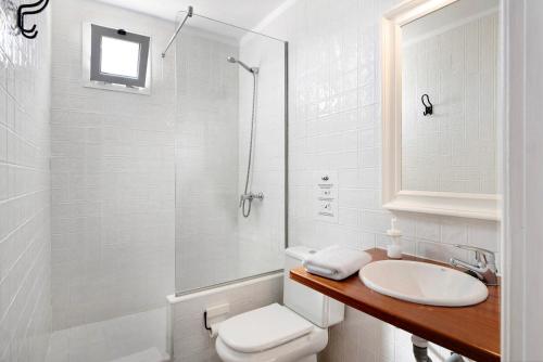 een witte badkamer met een wastafel en een douche bij Finca Emblemática - Nº2 Chibusque in La Vegueta