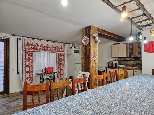 uma cozinha e sala de jantar com mesa e cadeiras em Sepsi Relax em Sfântu Gheorghe