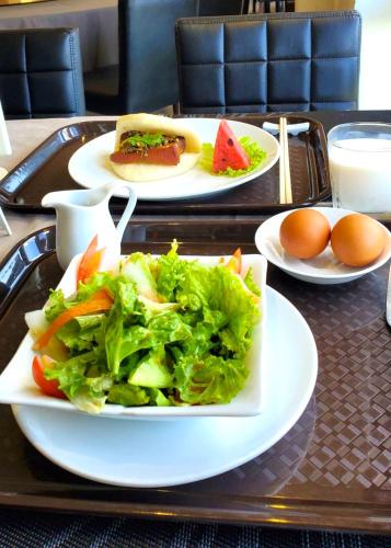 Comida en o cerca de este hotel