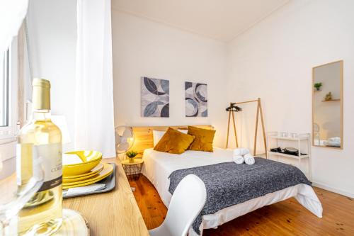 Ένα ή περισσότερα κρεβάτια σε δωμάτιο στο April Square Guesthouse by Lisbon with Sintra - shared bathrooms
