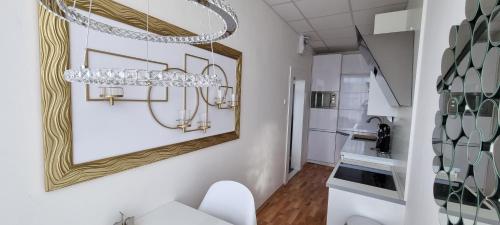 una sala da pranzo con specchio e tavolo di Sluníčkový apartmán A9 v Chomutově a Chomutov